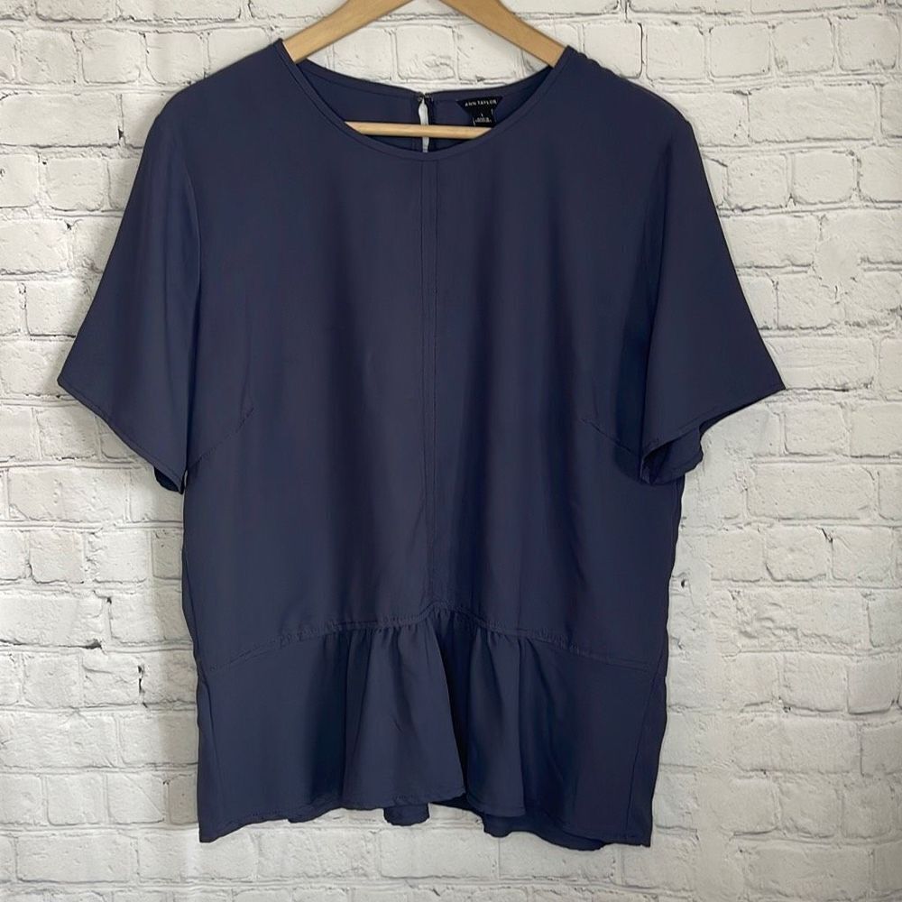 Ann Taylor Women’s gray Short Sleeve Flouncy Blouse size‎ large